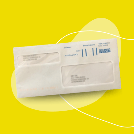 Busta bianca su sfondo giallo posta prioritaria